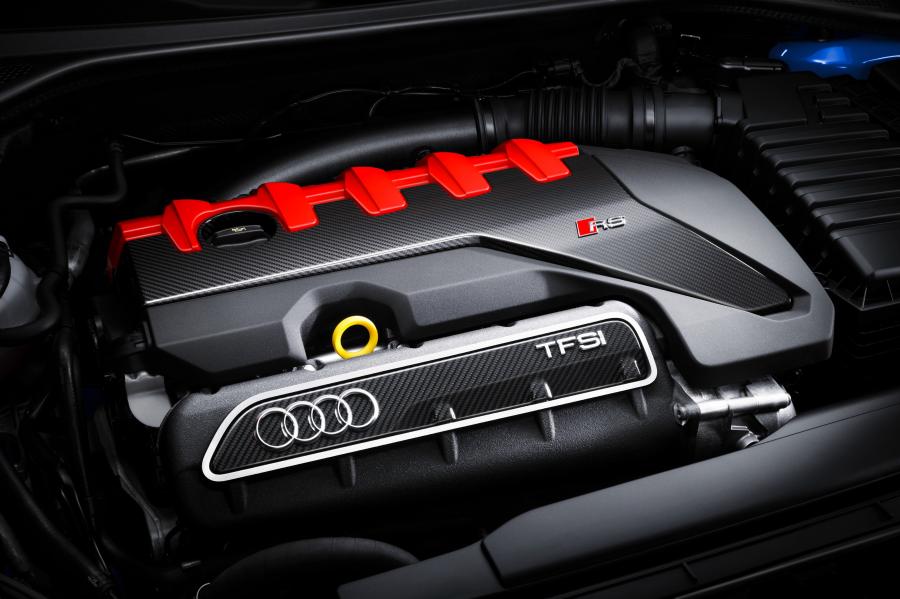 Моторный отсек Audi RS3 Sportback (8V) 2017 года  (WW) (фото 28 из 40)
